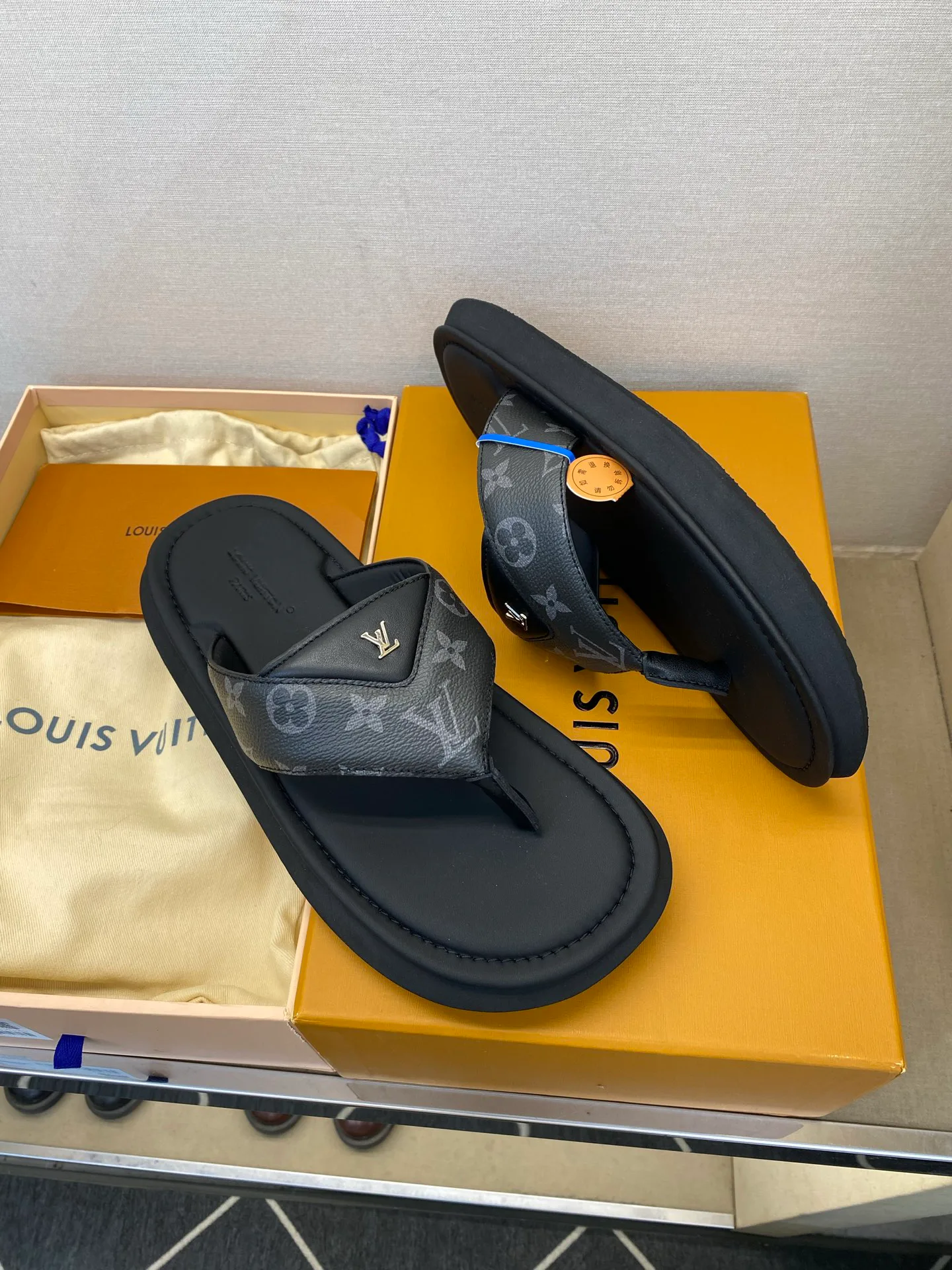 Men's Flip-Flops LOUIS VUITTON 17706373