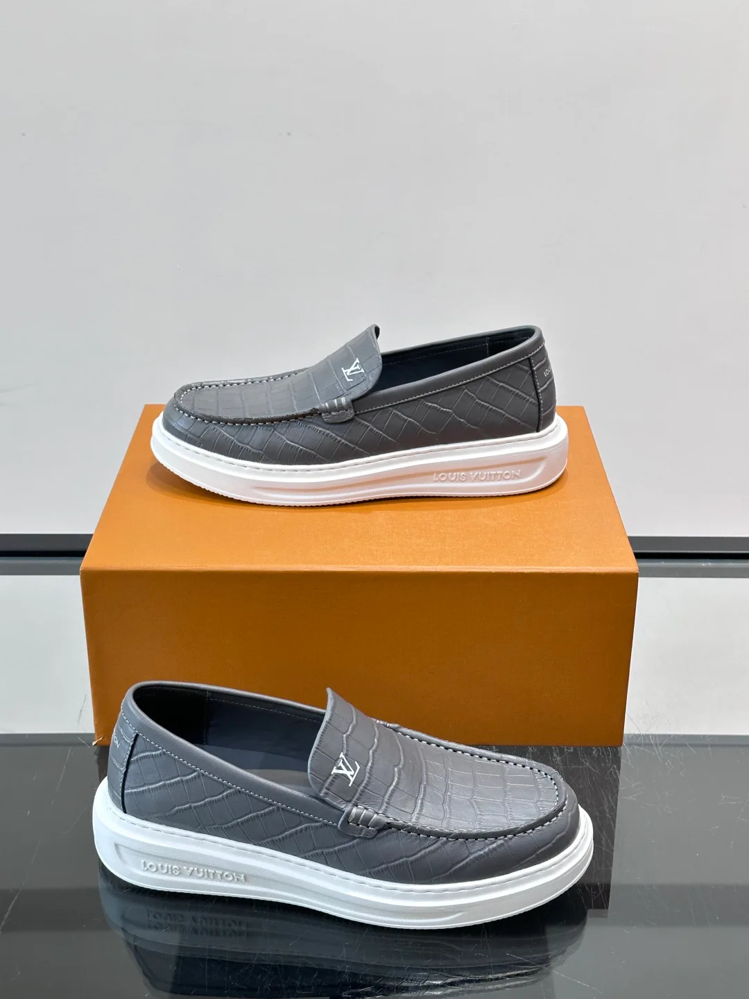 Men's Loafers And Dress Shoes LOUIS VUITTON 17806104