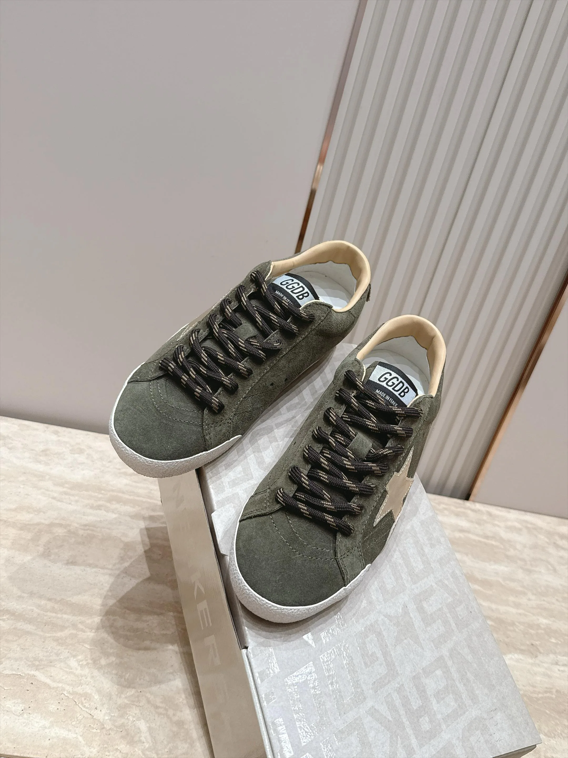 Women's Sneakers GOLDEN GOOSE 18420766