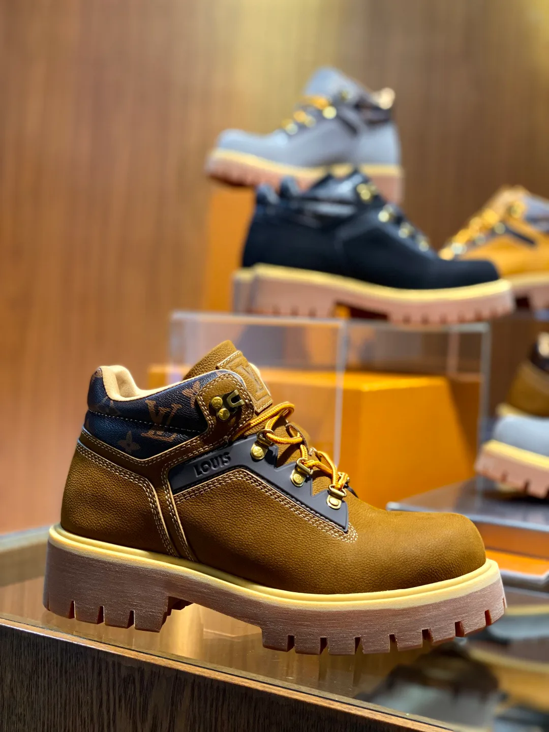 Men's Ankle Boots LOUIS VUITTON 18363479
