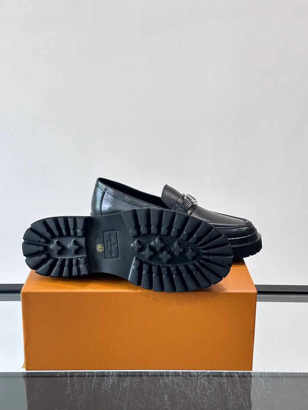 Men's Loafers And Dress Shoes LOUIS VUITTON 17646070