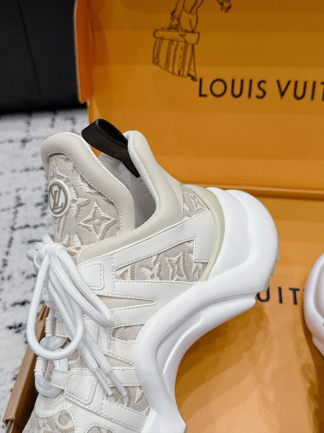 Women's Sneakers LOUIS VUITTON 18505471