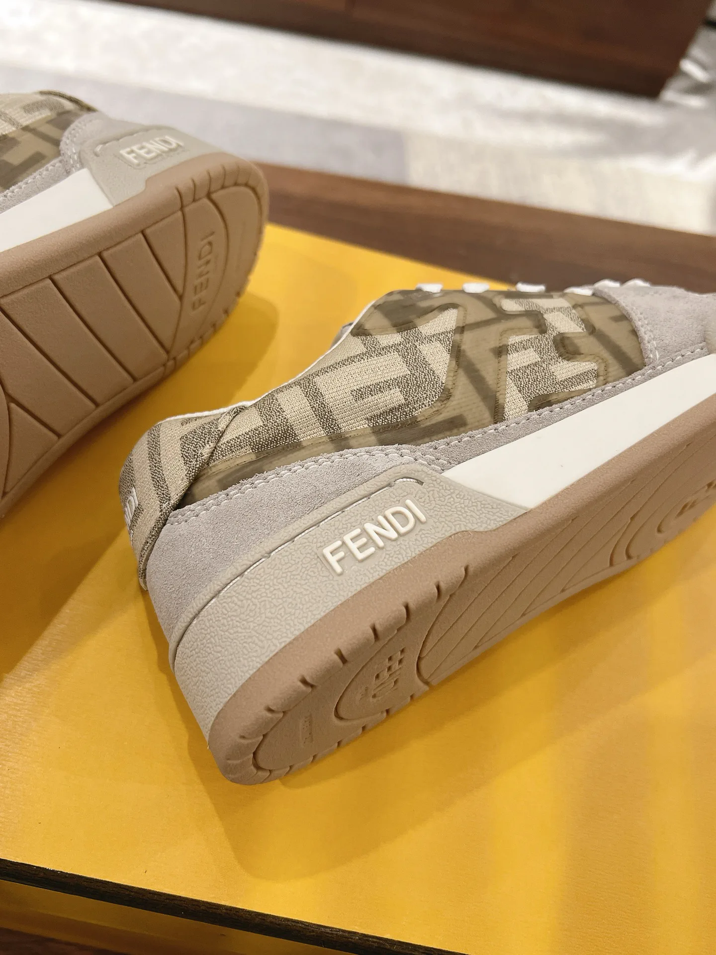 Women's Sneakers FENDI 18219610