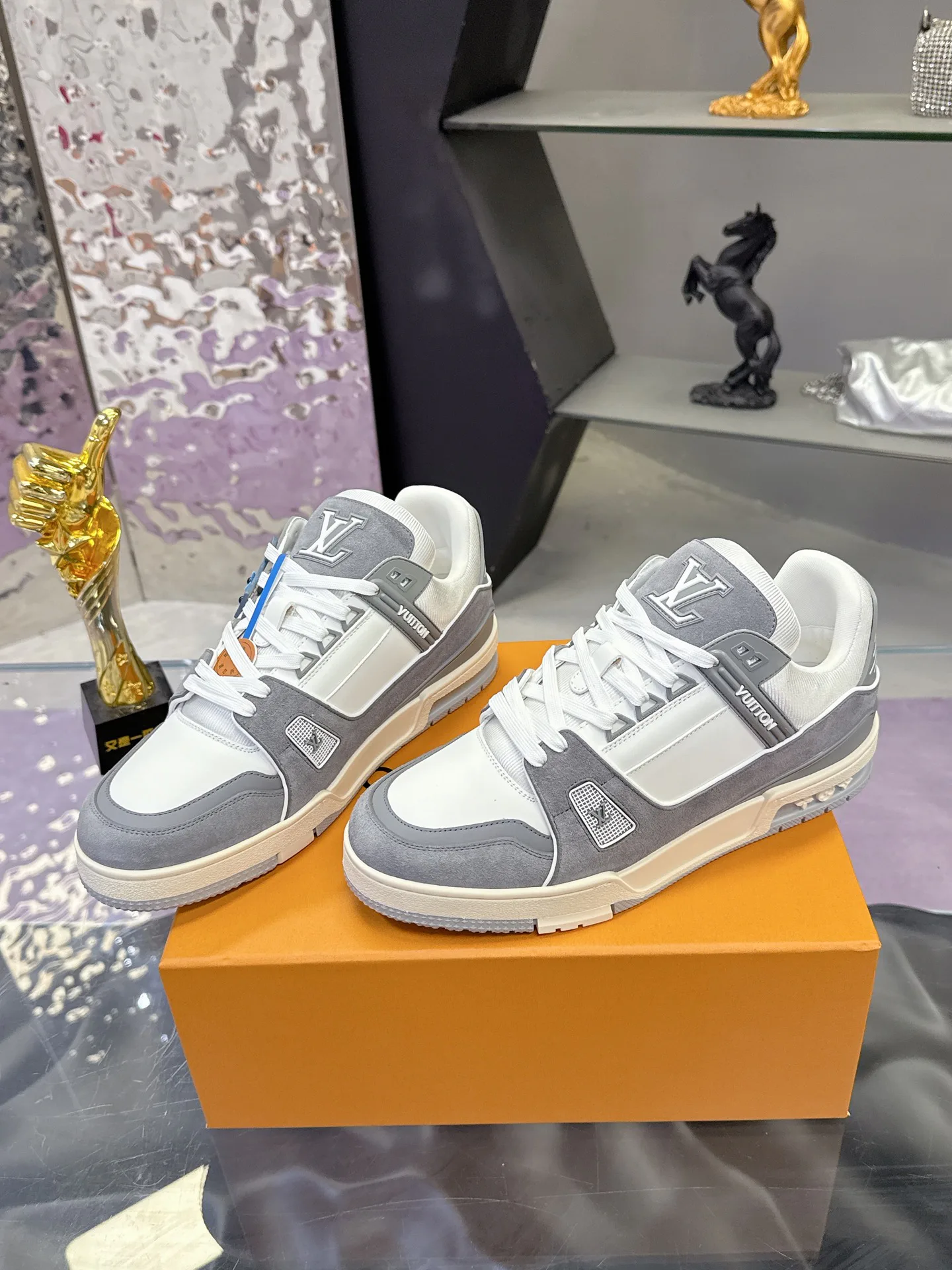 Women's Sneakers LOUIS VUITTON 18104016