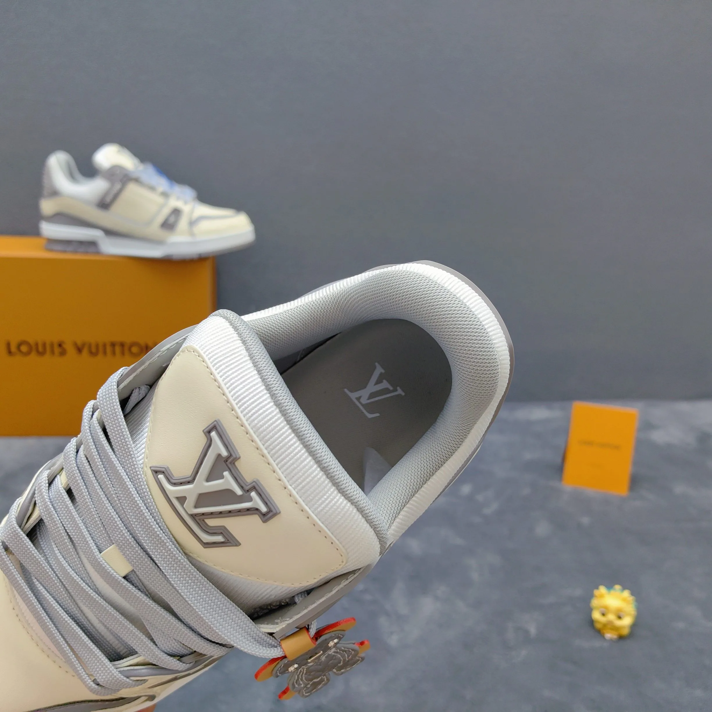 Women's Sneakers LOUIS VUITTON 17957148