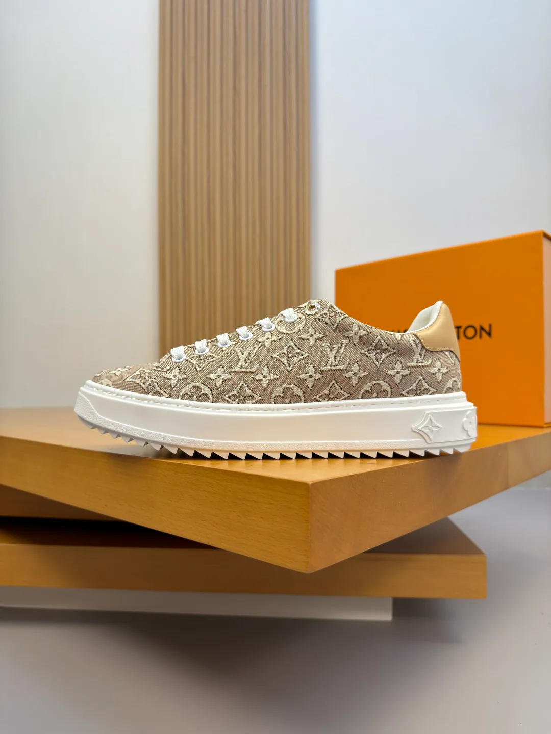 Women's Sneakers LOUIS VUITTON 17368526