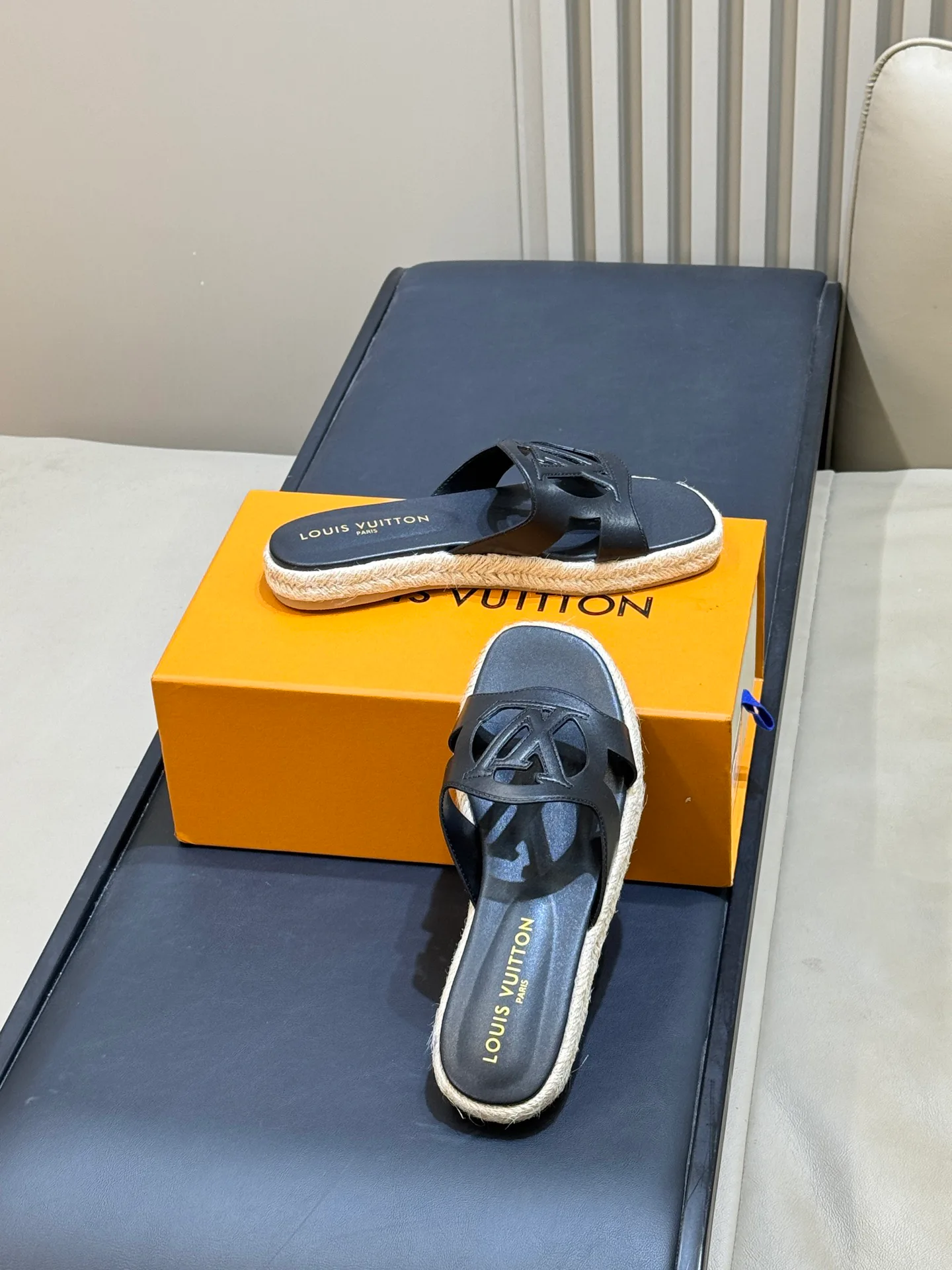 Women's Flip-Flops LOUIS VUITTON 18073248