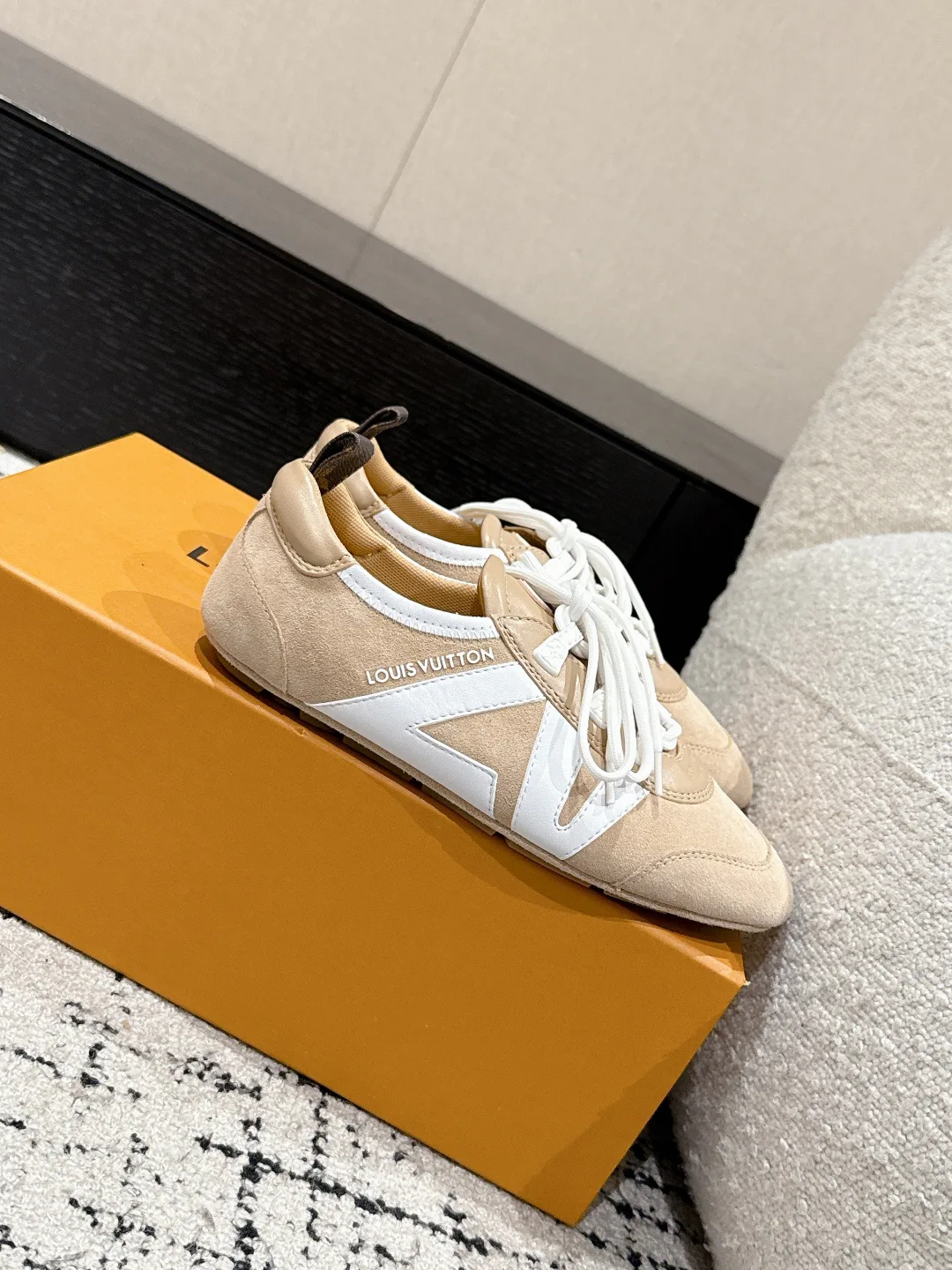 Women's Sneakers LOUIS VUITTON 18409746