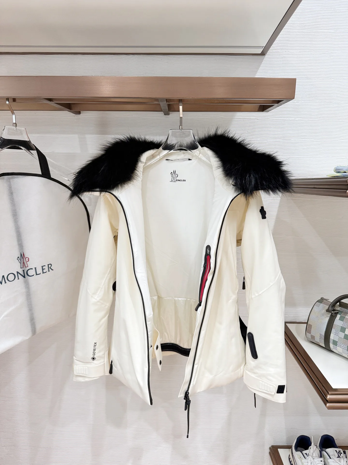 Women's Jackets And Down Jackets MONCLER 17717055