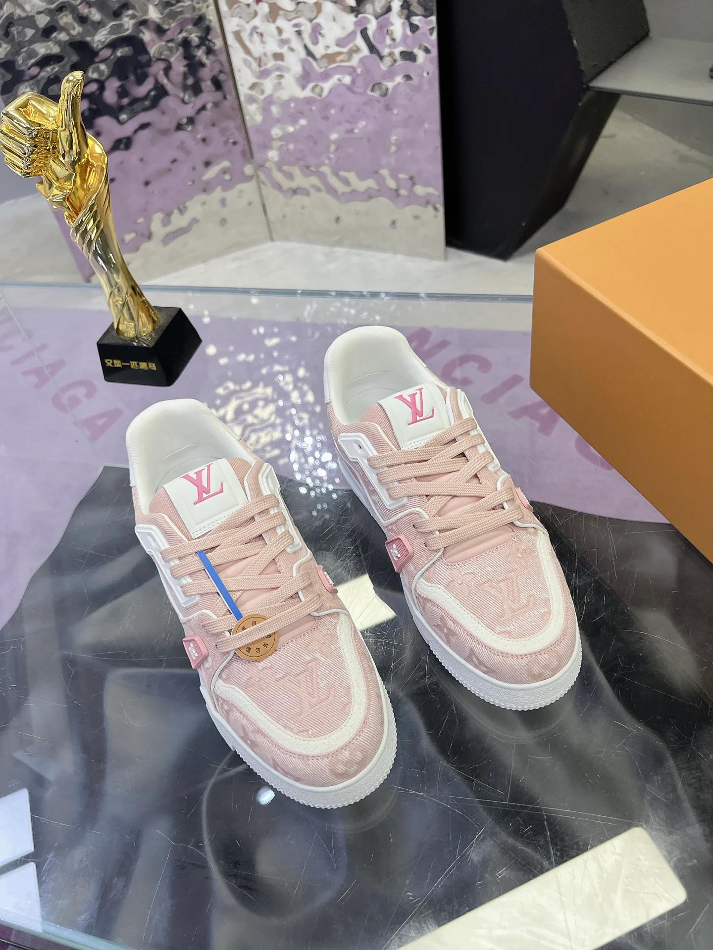 Women's Sneakers LOUIS VUITTON 17368595