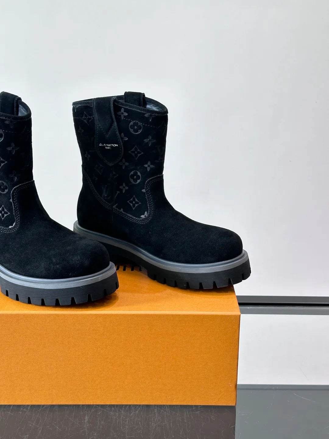 Men's Ankle Boots LOUIS VUITTON 18102793