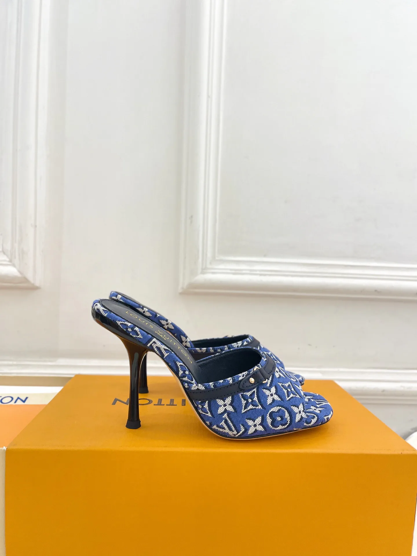 Women's Mules And Clogs LOUIS VUITTON 17506942