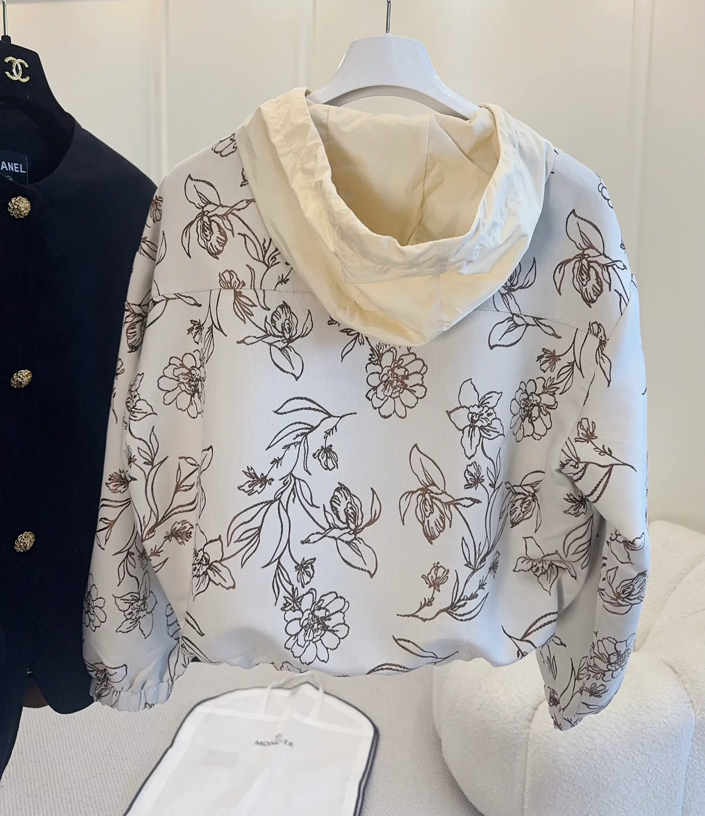 Women's Jackets And Down Jackets MONCLER 17960280