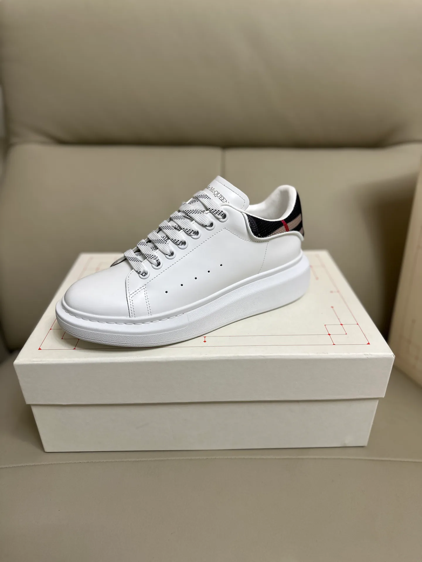 Кроссовки Женские Alexander Mcqueen 18616714