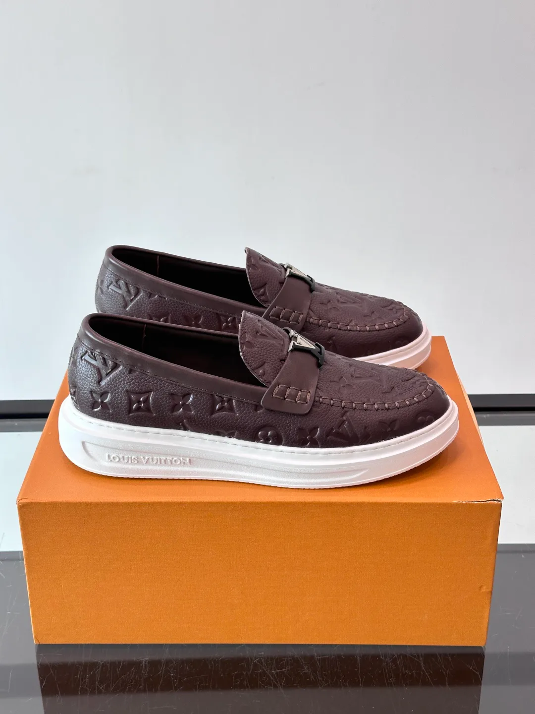 Men's Loafers And Dress Shoes LOUIS VUITTON 18400587