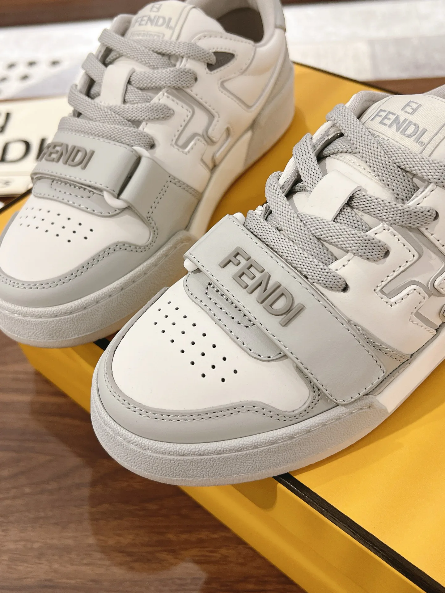 Women's Sneakers FENDI 18219541