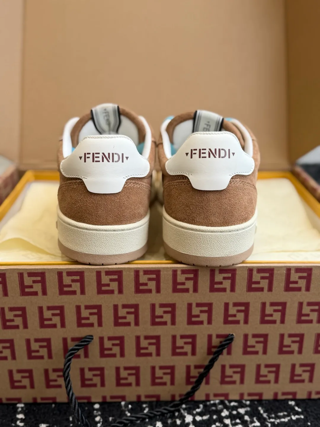 Кроссовки Женские Fendi 18660783