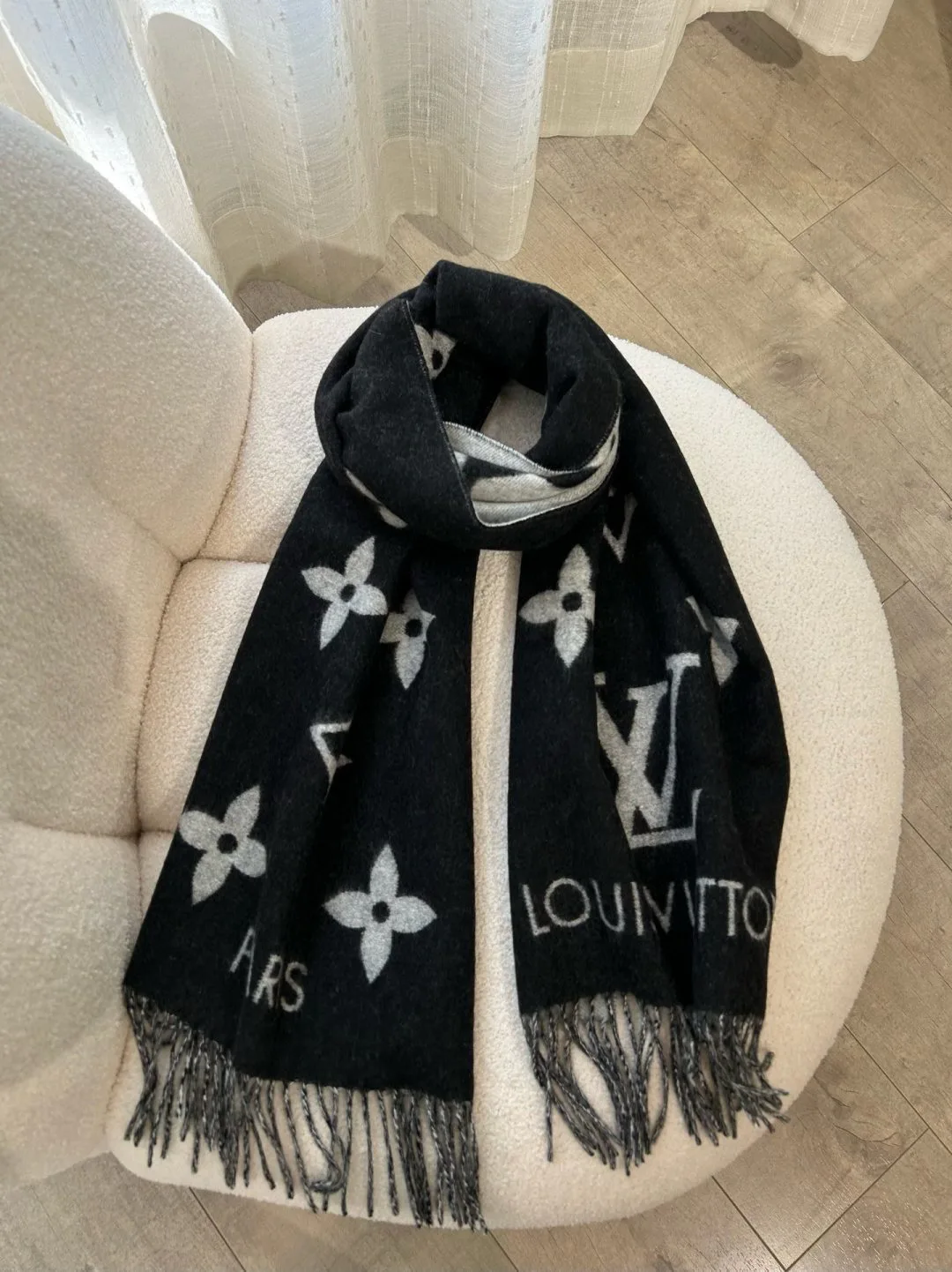 Scarves LOUIS VUITTON 18141167