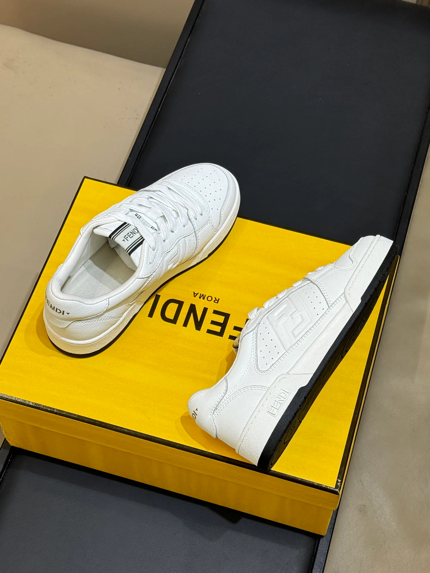 Women's Sneakers FENDI 18073186