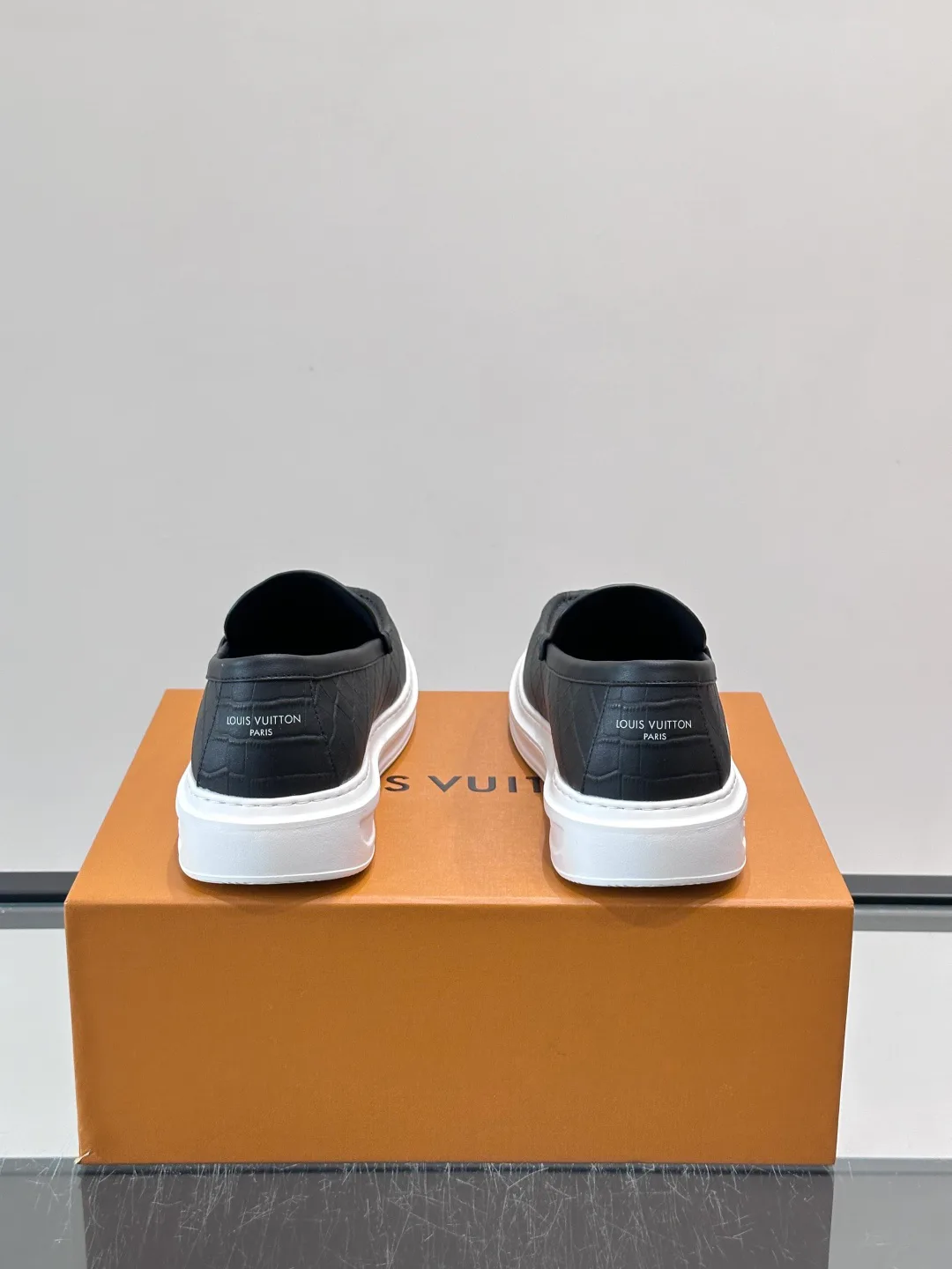 Men's Loafers And Dress Shoes LOUIS VUITTON 17806107