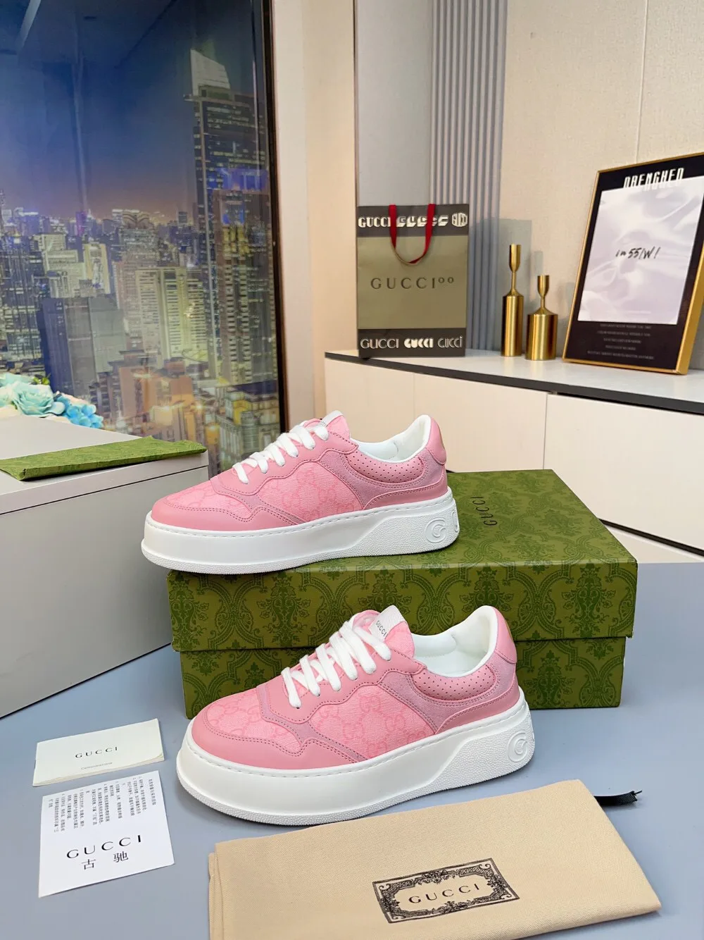 Women's Sneakers GUCCI 18369650