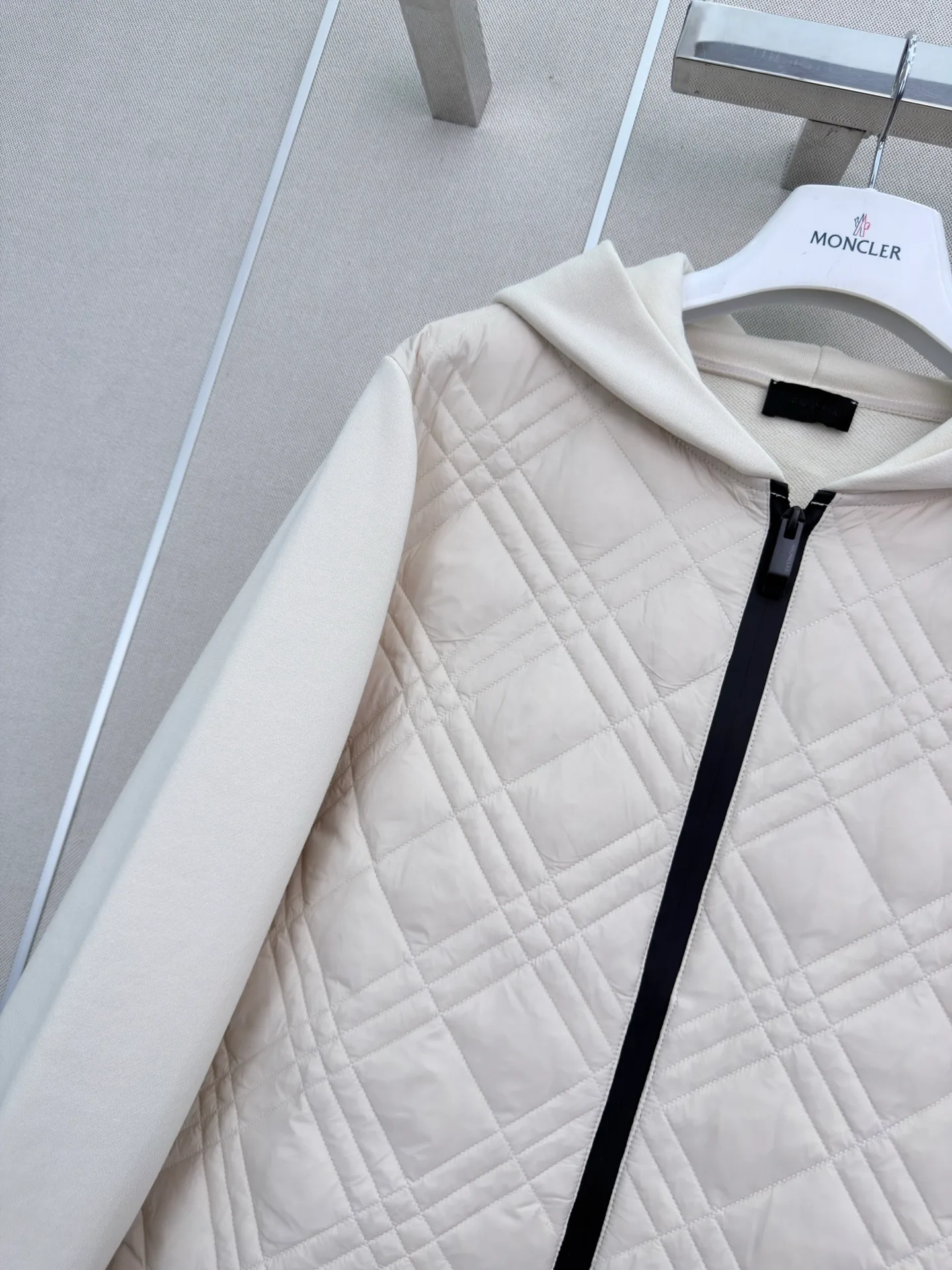 Women's Jackets And Down Jackets MONCLER 18506404
