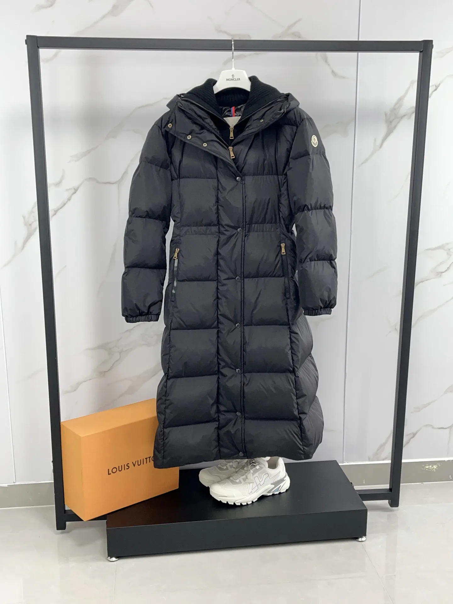 Women's Jackets And Down Jackets MONCLER 18188962