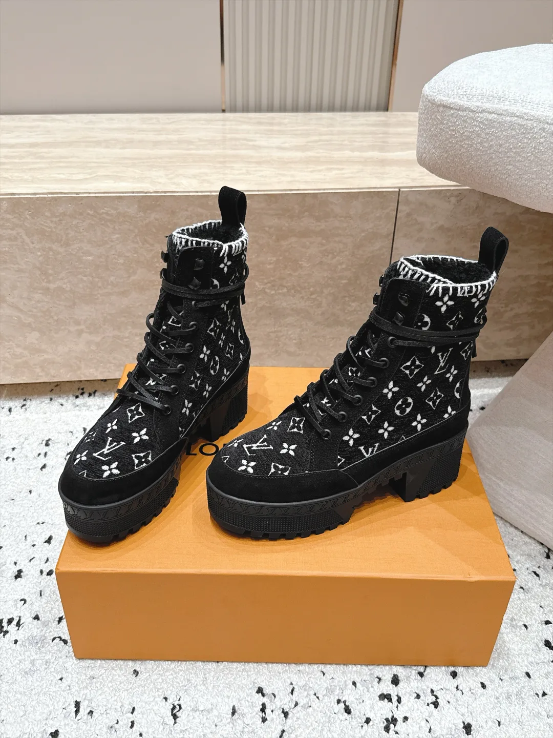 Women's Ankle Boots LOUIS VUITTON 18498035