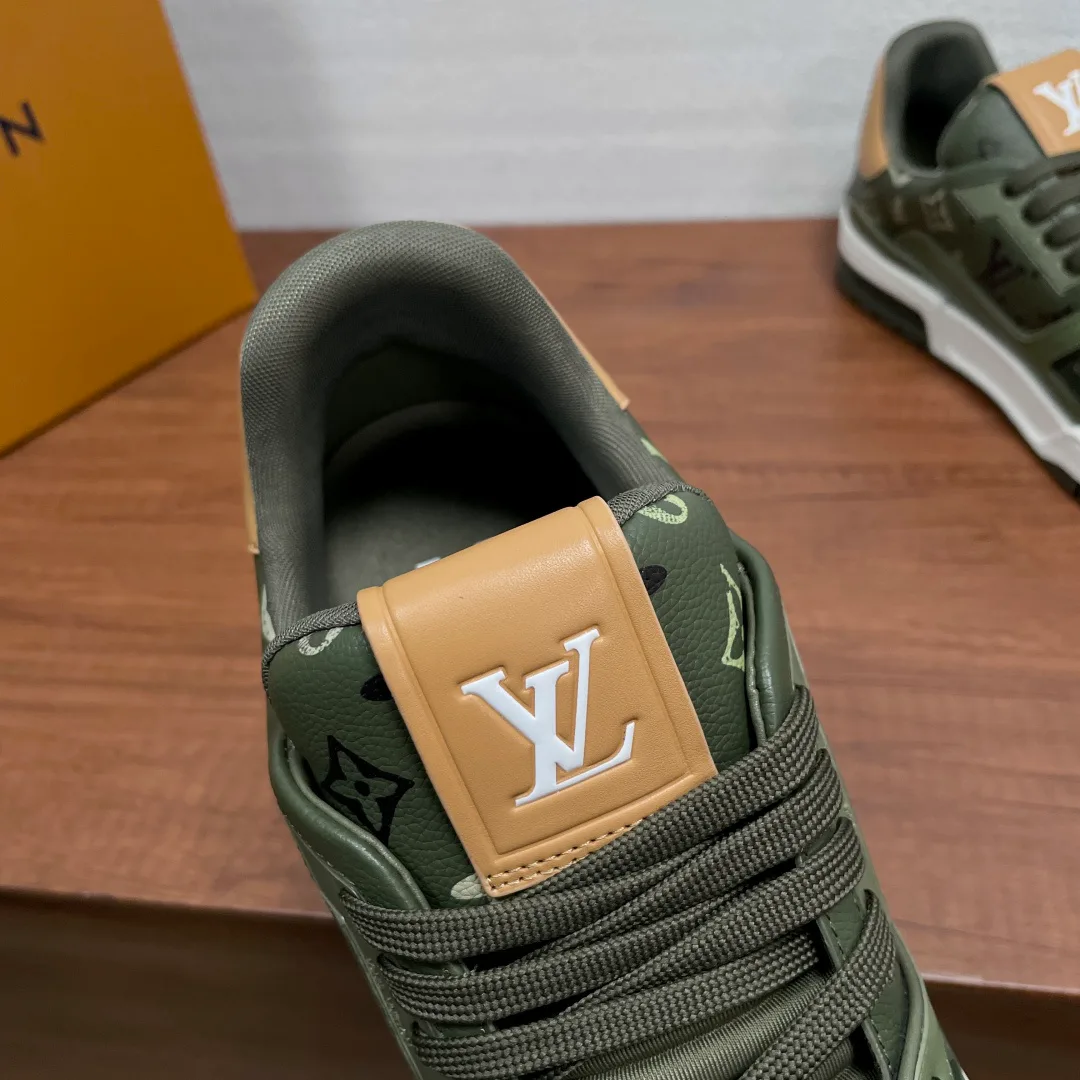Кроссовки Мужские Louis Vuitton 18597365
