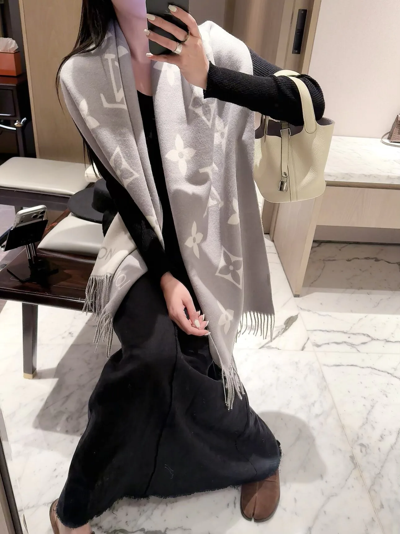 Scarves LOUIS VUITTON 18427102