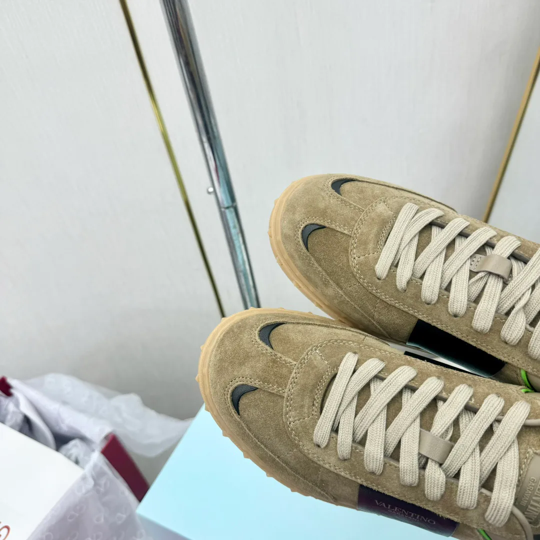 Women's Sneakers VALENTINO 17955032
