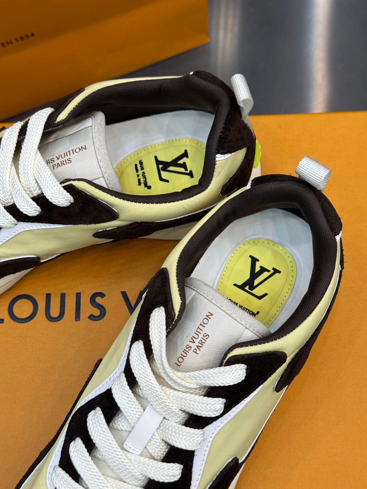 Men's Sneakers LOUIS VUITTON 18202636