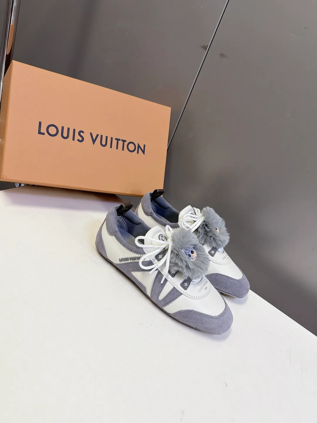 Women's Sneakers LOUIS VUITTON 18005470