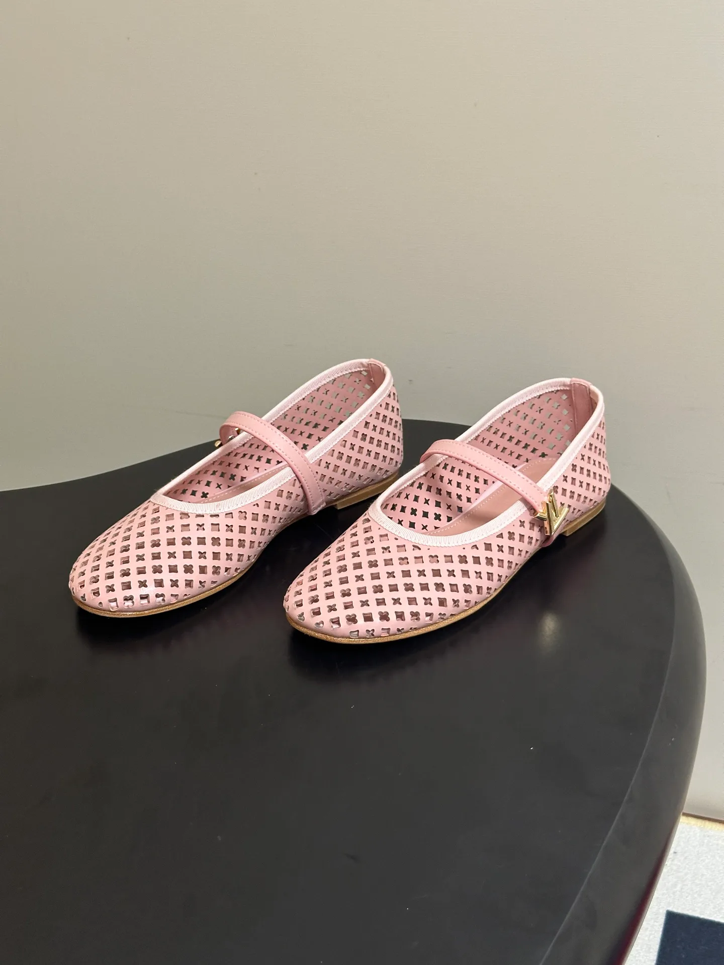 Women's Ballet Flats LOUIS VUITTON 17768177