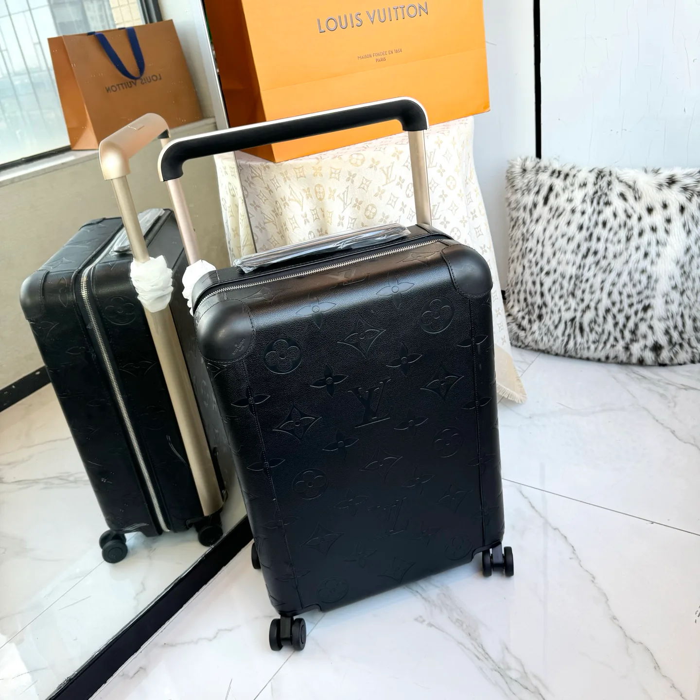 Suitcases LOUIS VUITTON 17675227