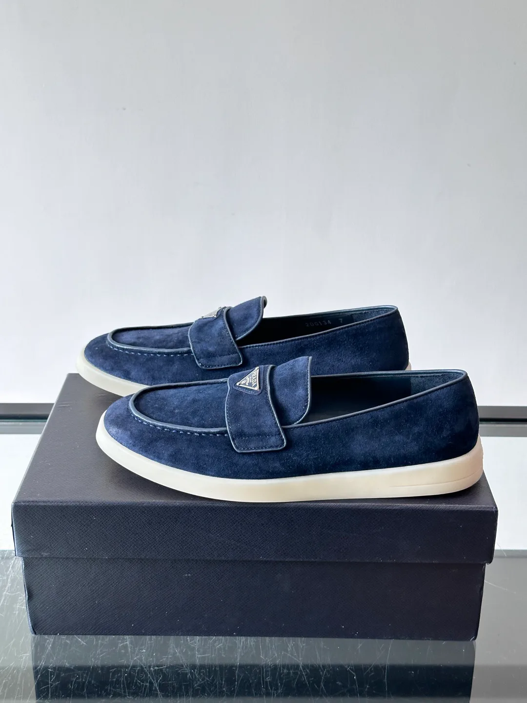 Men's Loafers And Dress Shoes PRADA 18102309
