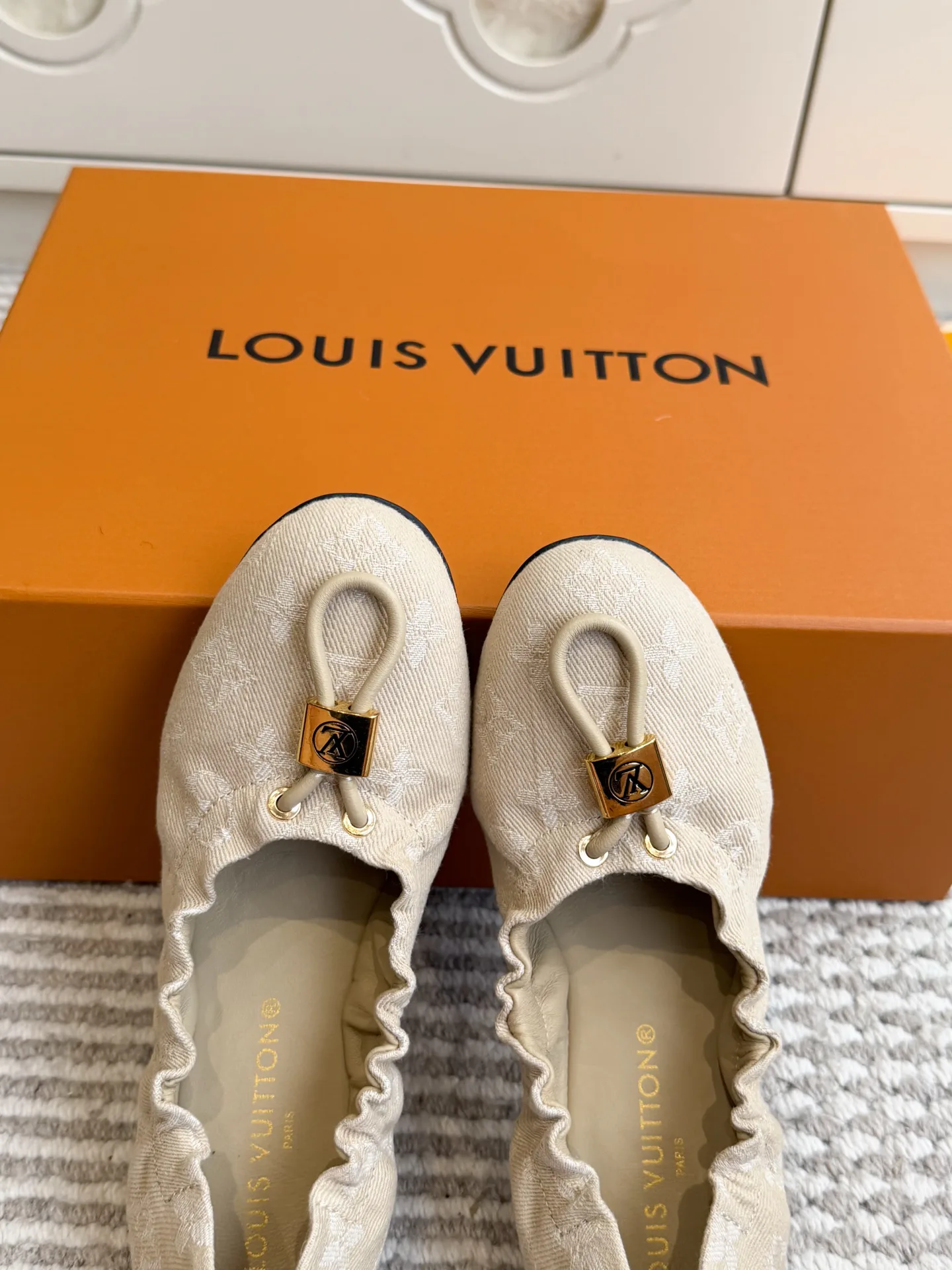 Women's Ballet Flats LOUIS VUITTON 18414280