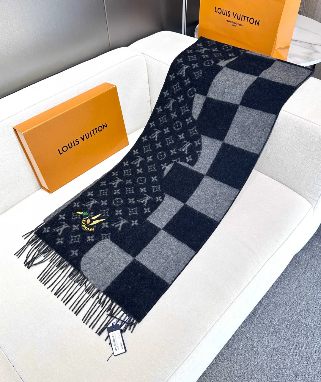 Scarves LOUIS VUITTON 18222616