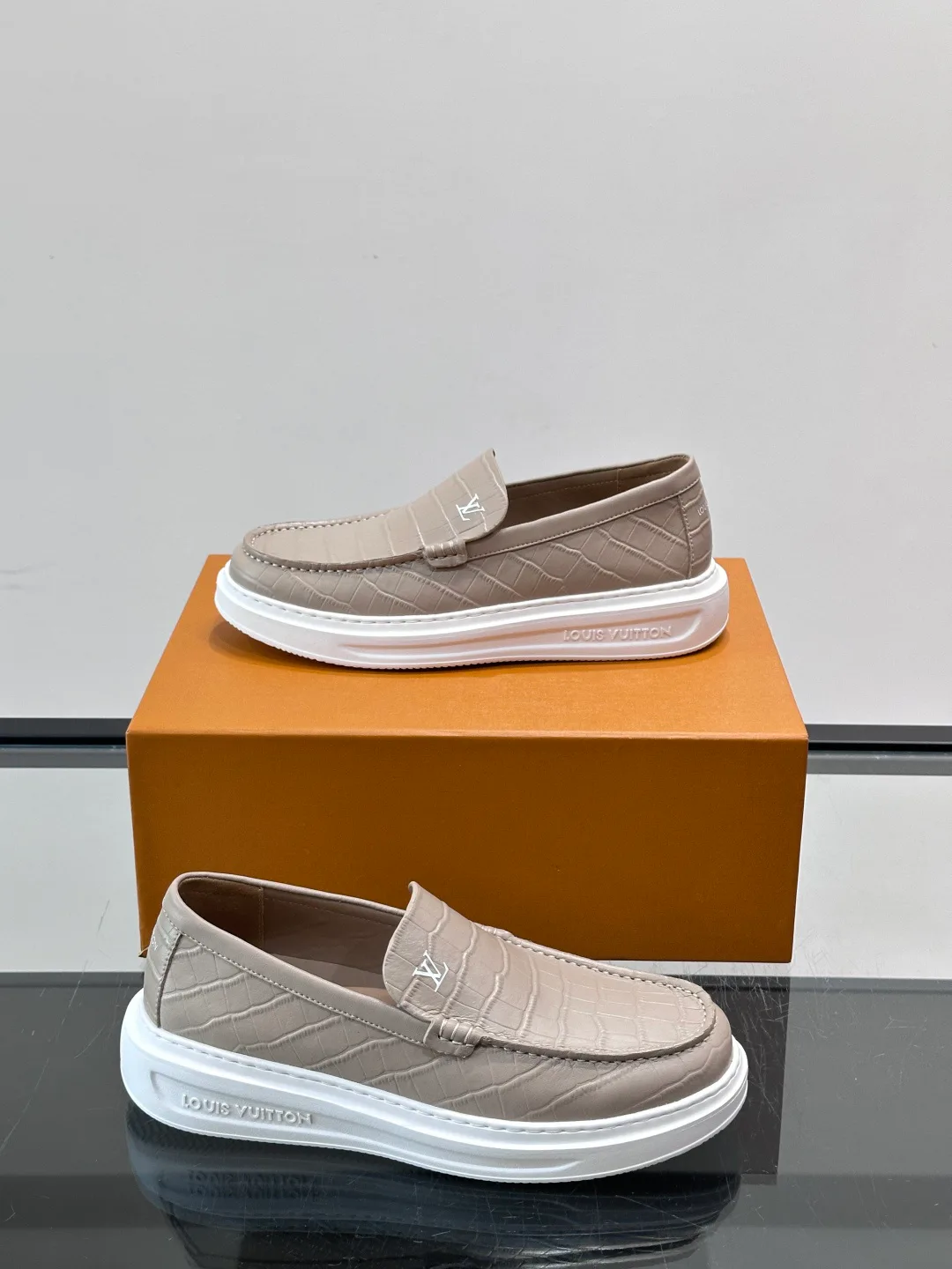 Men's Loafers And Dress Shoes LOUIS VUITTON 17806105
