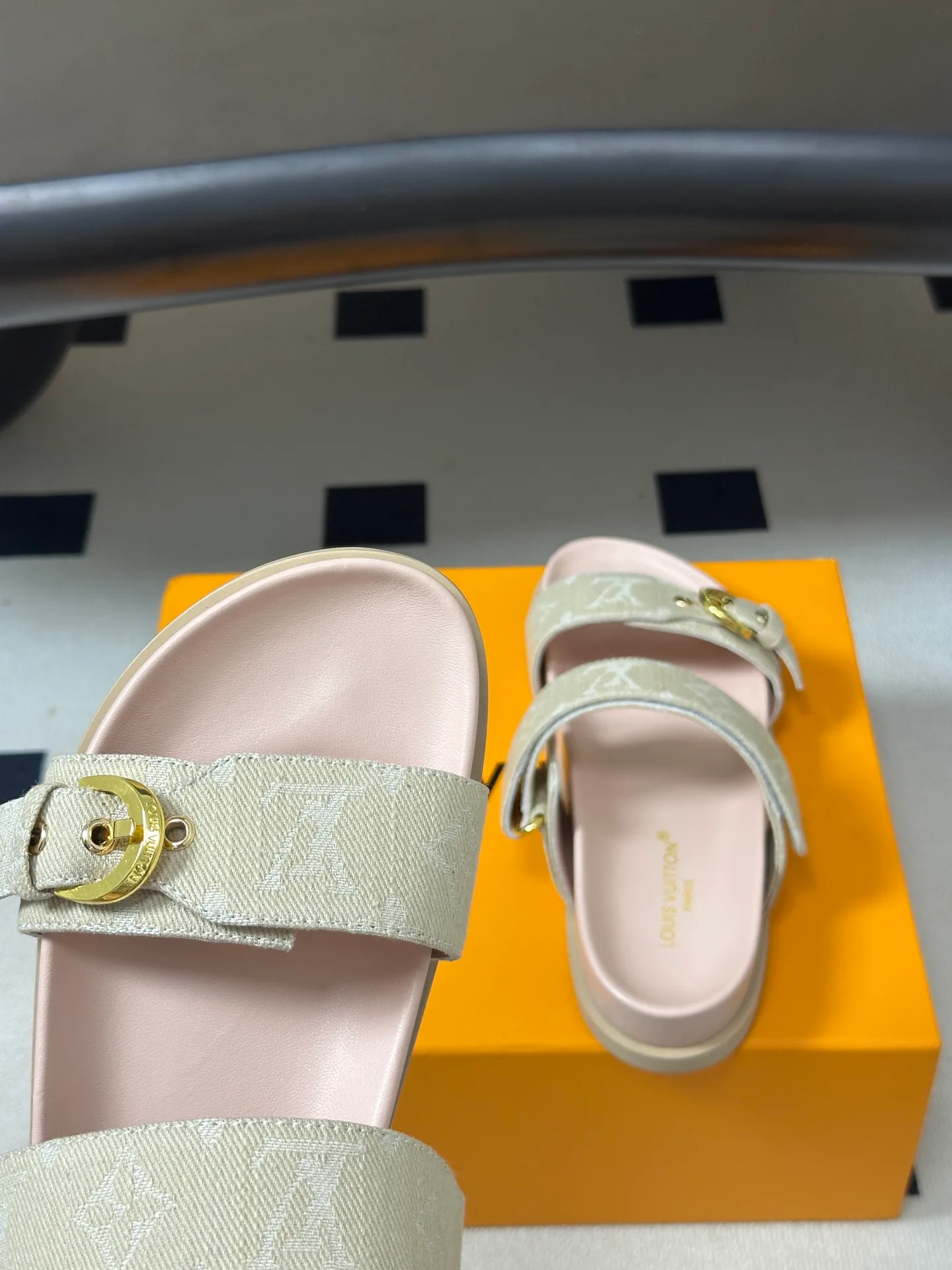 Women's Flip-Flops LOUIS VUITTON 18049598