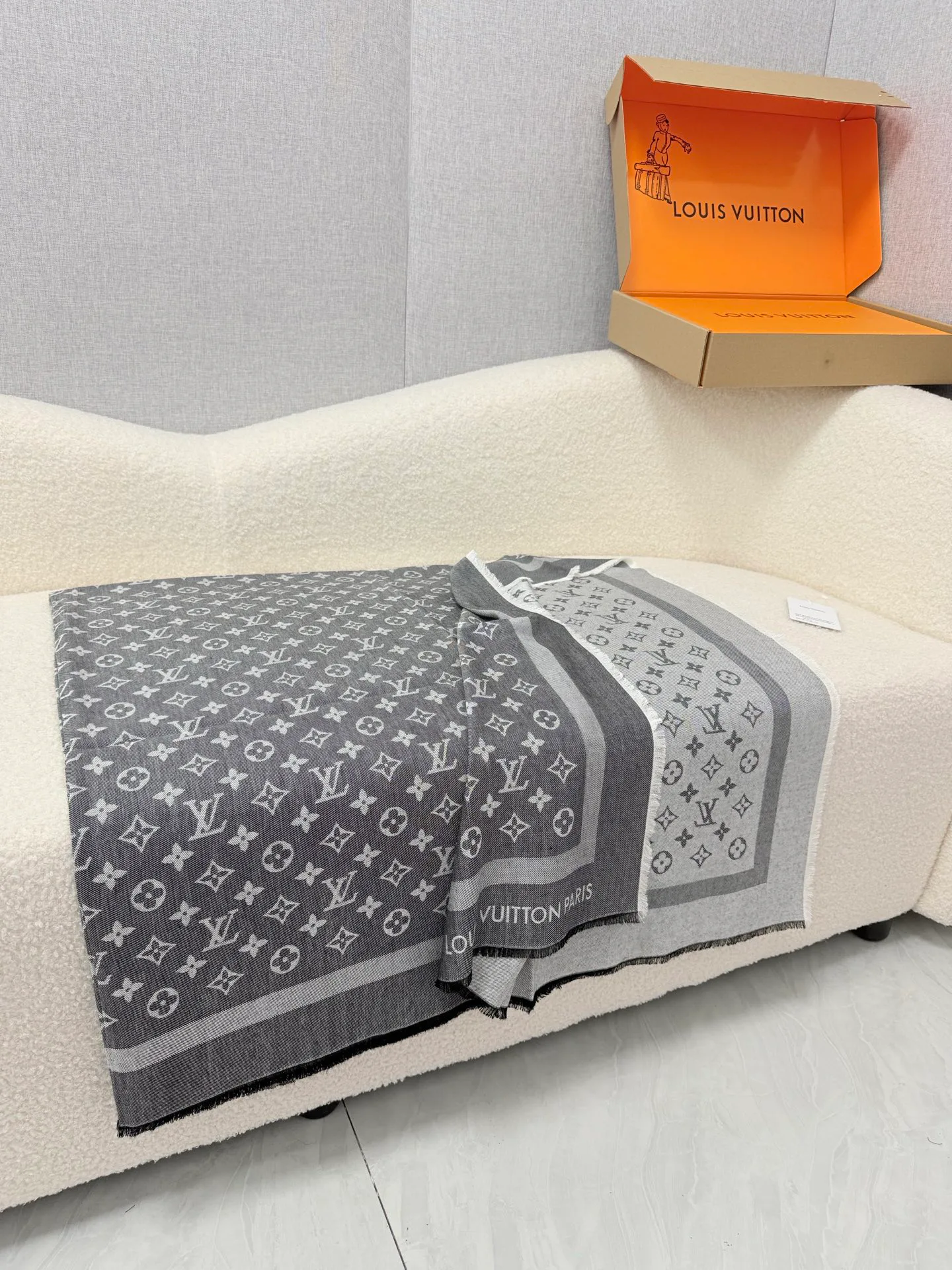 Scarves LOUIS VUITTON 18003377