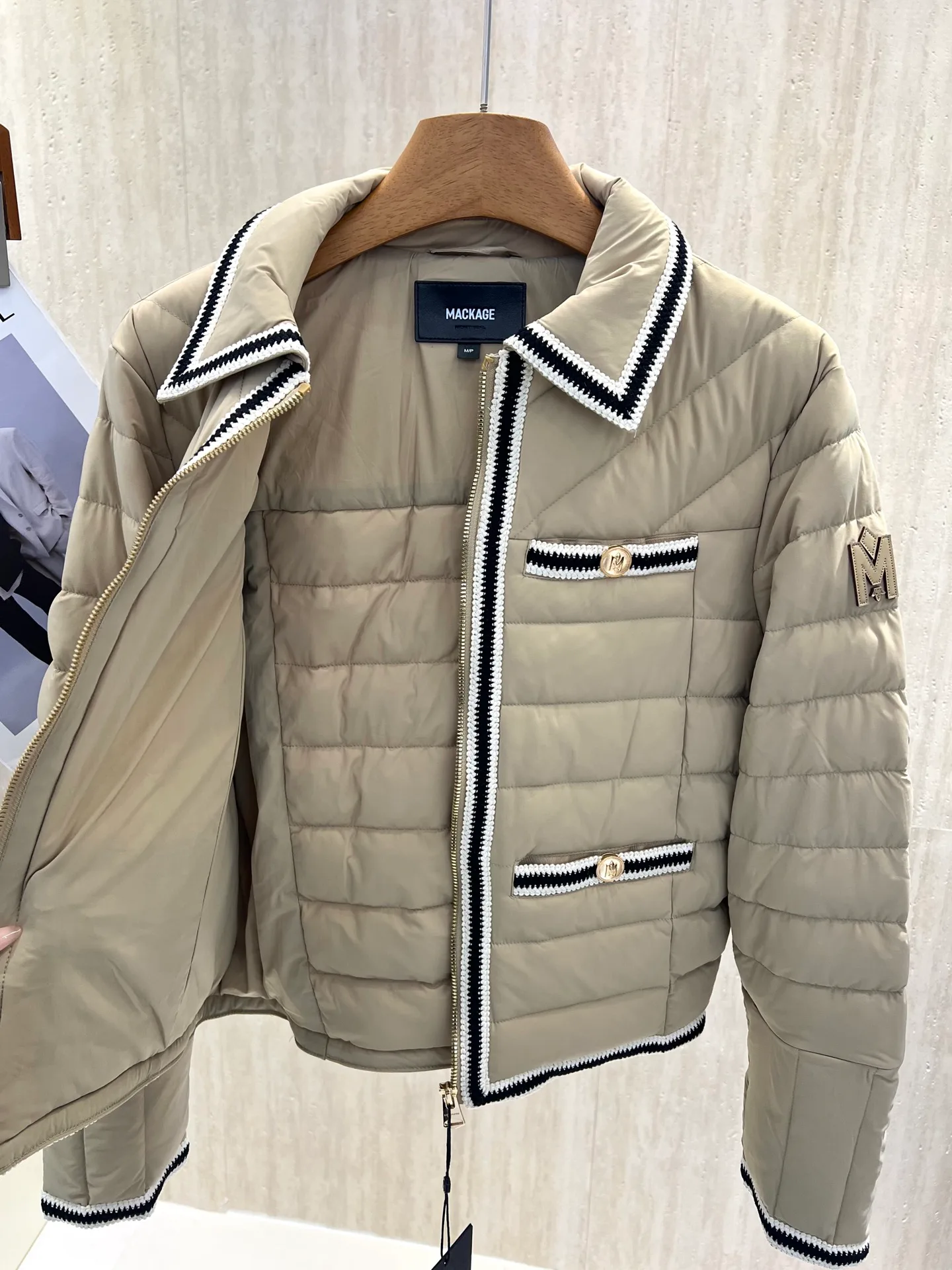Women's Jackets And Down Jackets MONCLER 17959146