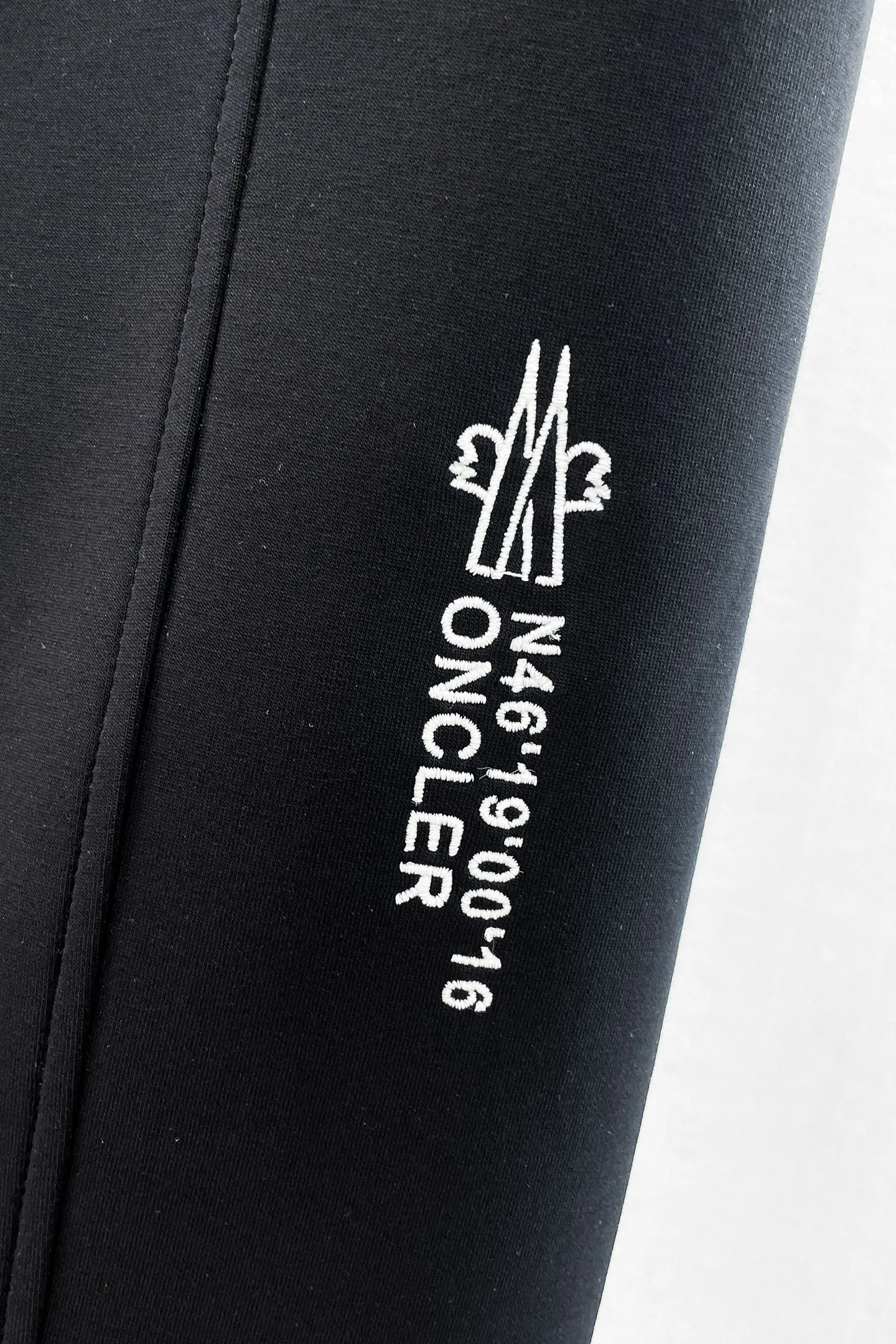 Men's Trousers MONCLER 18345701
