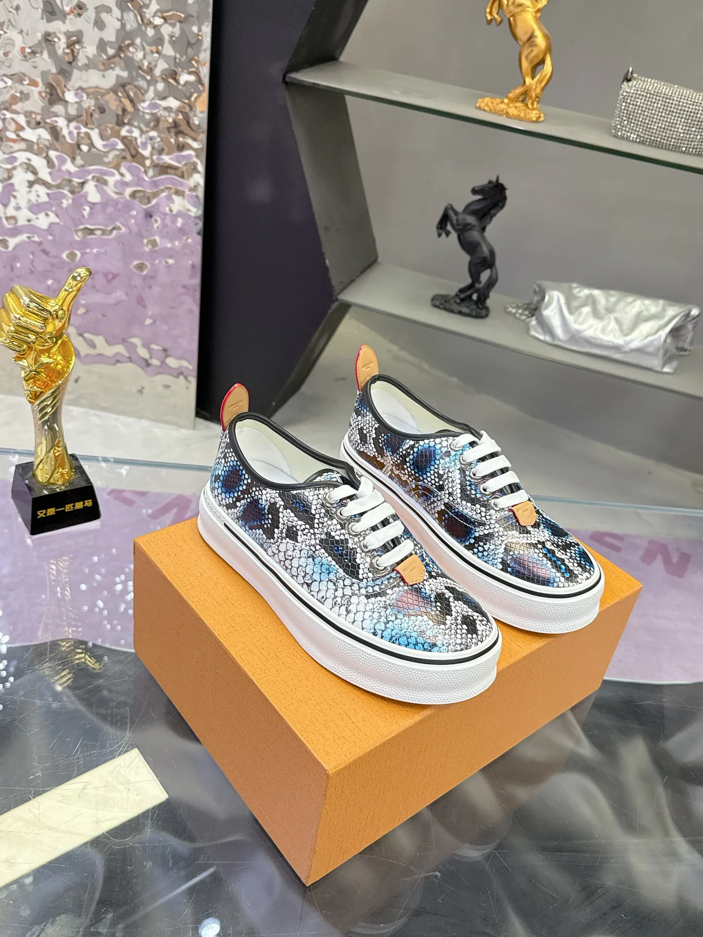 Men's Sneakers LOUIS VUITTON 17930910