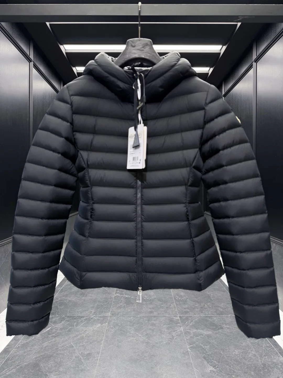 Women's Jackets And Down Jackets MONCLER 18129792