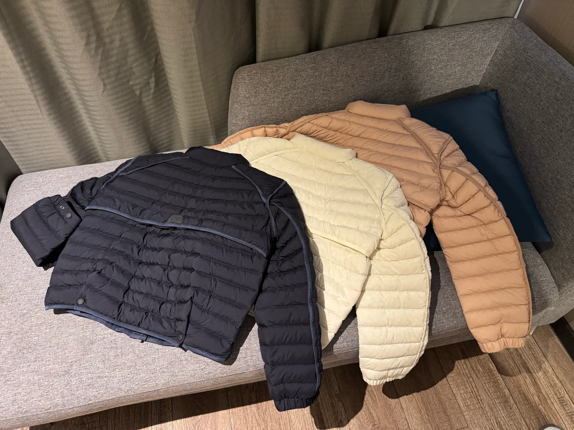 Women's Jackets And Down Jackets MONCLER 17806454