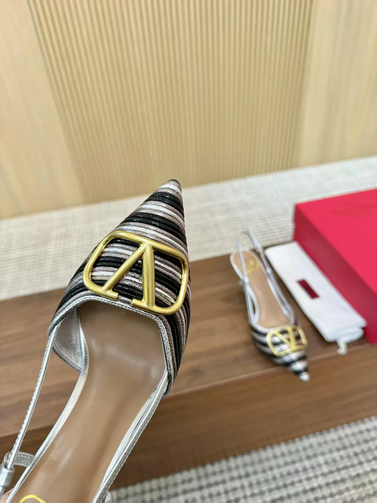 Women's Open-Toe Sandals VALENTINO 17956877