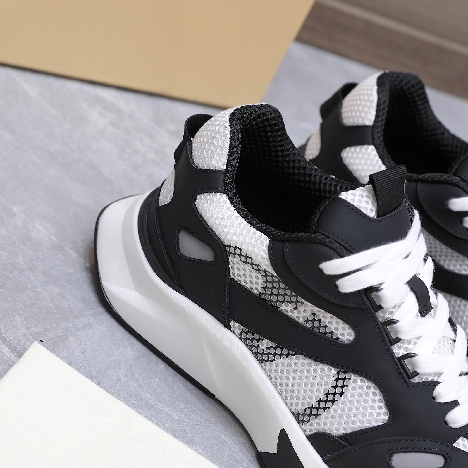 Men's Sneakers VALENTINO 17604591