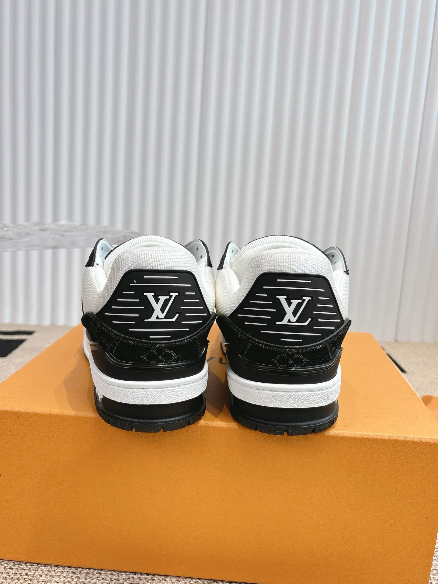 Women's Sneakers LOUIS VUITTON 18324778