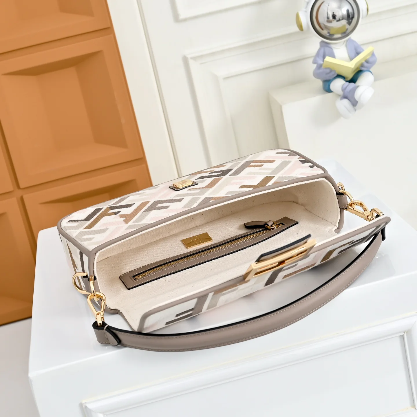 Women's Classic Handbags FENDI 18004260